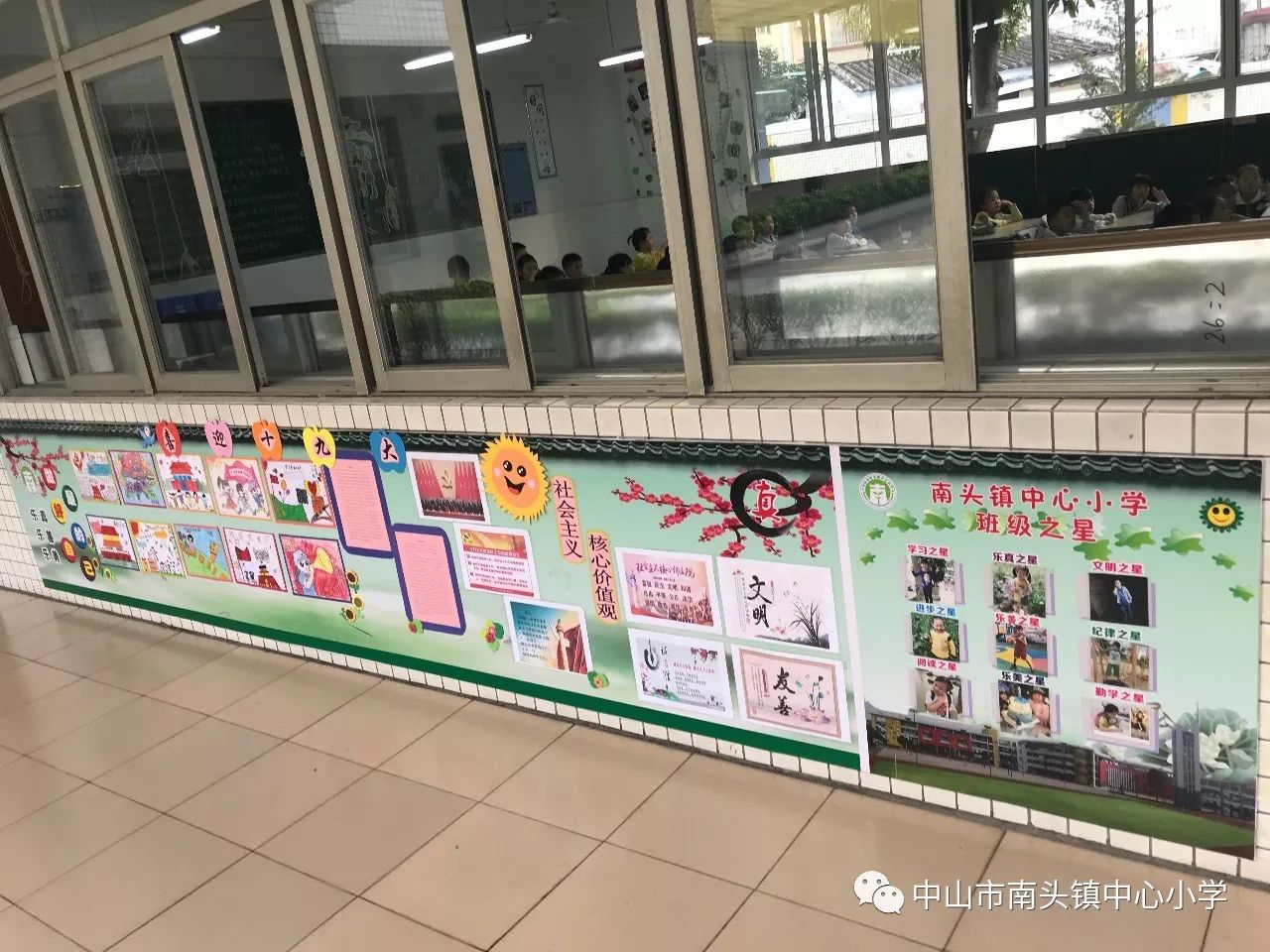 創(chuàng)意美術(shù)教室墻畫_教室墻布置設(shè)計_學(xué)校教室文化墻創(chuàng)意設(shè)計