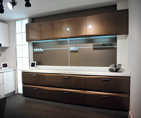 晶鋼門和亞克力哪個(gè)好_晶鋼門和吸塑門那種好_碳鋼櫥柜門好還是晶鋼櫥柜好