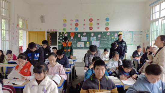 班級(jí)許愿墻_班級(jí)照片墻設(shè)計(jì)_漂亮的班級(jí)文化墻