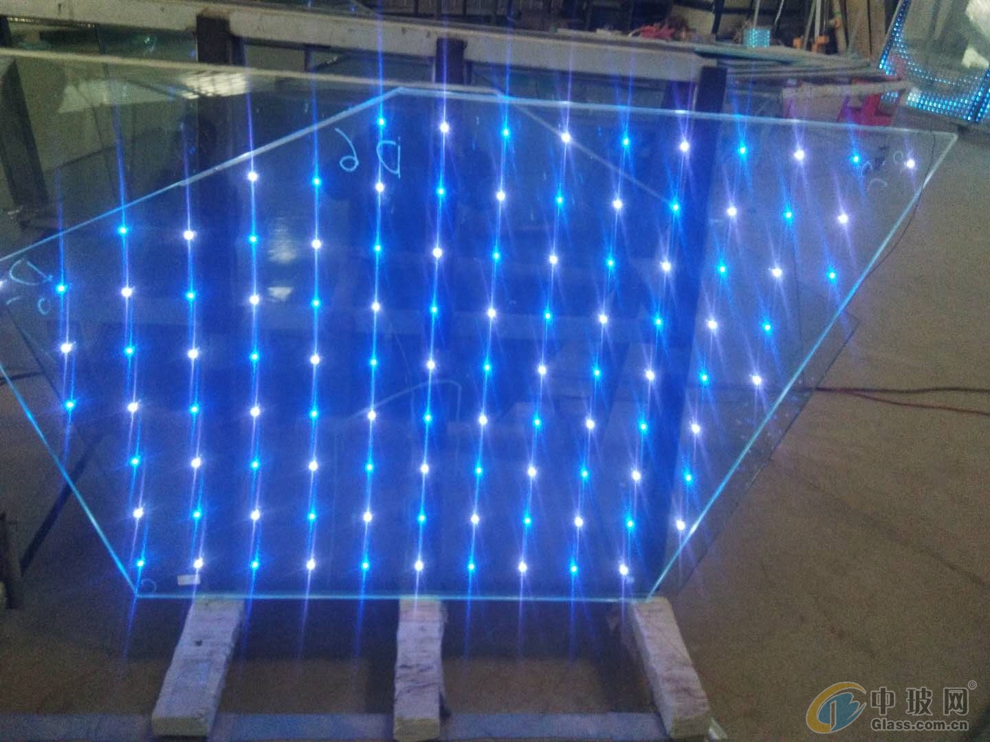 幕墻玻璃效果圖_幕墻玻璃更換_玻璃幕墻發(fā)光字